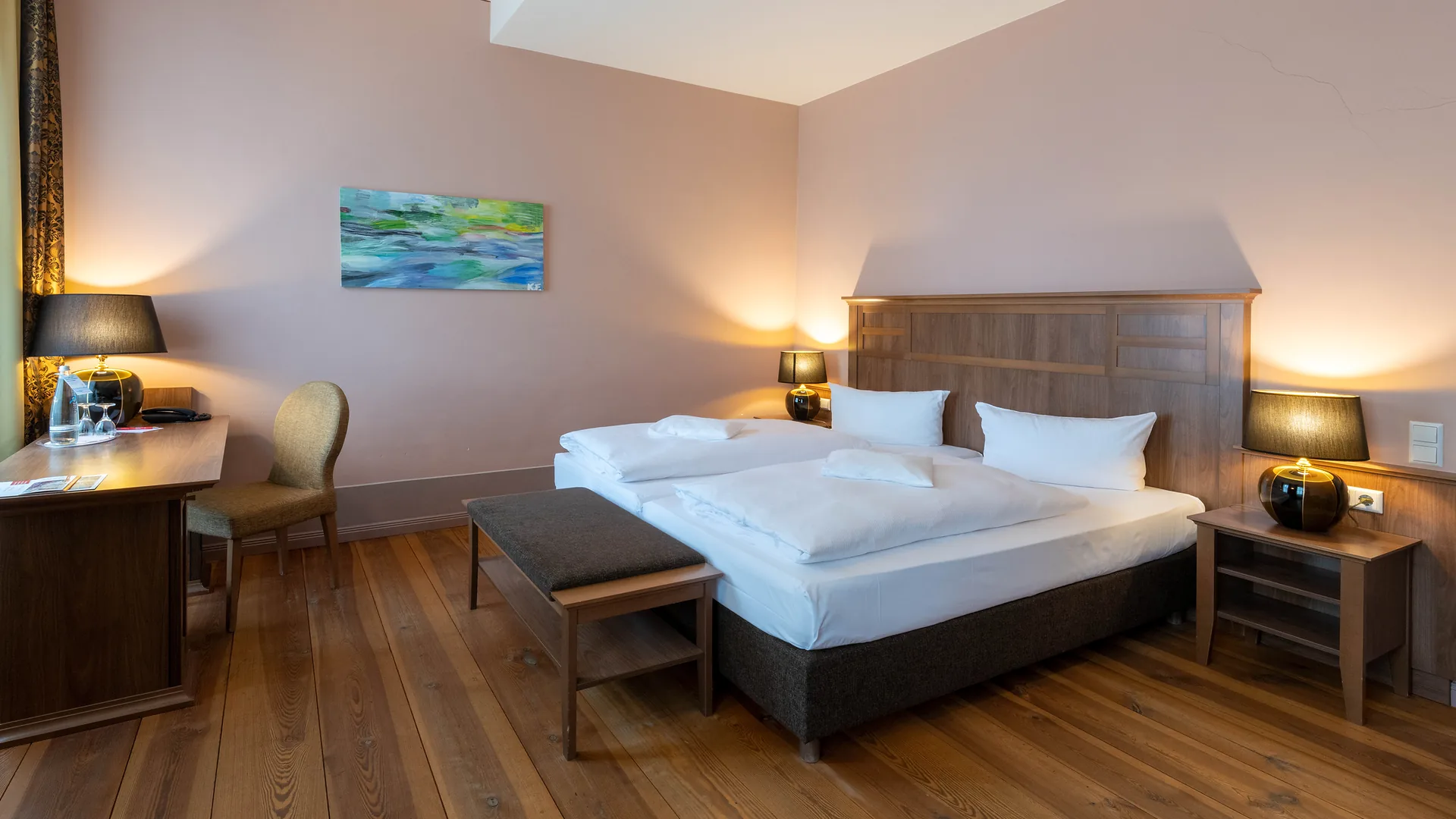 Wohnbereich eines Zimmers im Hotel am Großen Waisenhaus Potsdam